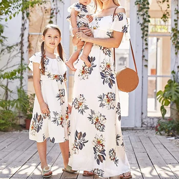 Подходящее платье для мамы и дочки в стиле бохо с цветочным принтом, повседневные свободные длинные платья без бретелек, сексуальные платья с открытыми плечами, праздничная одежда